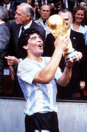 Diego Armando Maradona (Argentinien) bestaunt den Weltmeisterpokal, FIFA Präsident Joao Havelange (Brasilien) interessiert dies weniger Fußball WM Herren Weltmeisterschaft 1986, Länderspiel, Nationalmannschaft, Nationalteam, Finale, Endspiel, Vdia Einzelbild Siegerehrung, Podium, Podest Mexico City, Mexiko Stadt o0 Aufmacher Freude, Begeisterung,