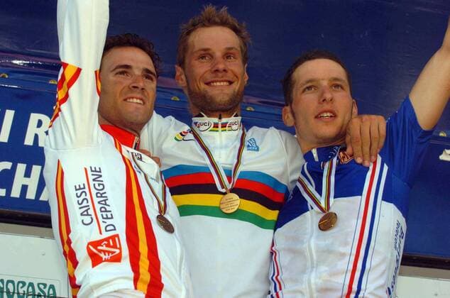 Siegerehrung UCI Road World Championships 2005 - V.li. Alejandro Valverde (Spanien, 2.Platz), Weltmeister Tom Boonen (Belgien) und Anthony Geslin (Frankreich, 3.Platz) -  Radsport WM Herren Weltmeisterschaft 2005, Straßenradsport, Straße, Rad, Nationaltrikot Gruppe Madrid Freude,