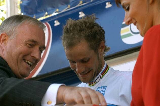 Weltmeister Tom Boonen (Belgien, re.) erntet Glückwünsche von UCI Präsident Pat McQuaid (Irland) -  Radsport WM Herren Weltmeisterschaft 2005, Straßenradsport, Straße, Rad Gruppe Madrid