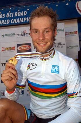 Weltmeister Tom Boonen (Belgien) präsentiert seine Goldmedaille -  Radsport WM Herren Weltmeisterschaft 2005, Straßenradsport, Straße, Rad Einzelbild Madrid Freude,