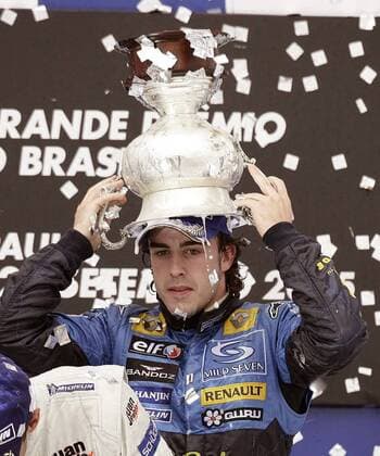 Weltmeister Fernando Alonso (Spanien Renault) stellt sich begeistert seinen Pokal auf den Kopf Motorsport Grand Prix Herren Großer Preis von Brasilien 2005, Formel 1 Weltmeisterschaft, F1, F, GP, WM Einzelbild Interlagos Sao Paulo Freude,