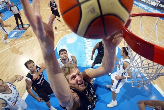 EuroBasket 2022, DBB, Historie, EM - Historie Dirk Nowitzki (Deutschland) schnappt sich den Rebound - ! Basketball EM Herren Europameisterschaft 2005, Länderspiel, Nationalmannschaft, Nationalteam, Nationaltrikot, Finale Gruppe Belgrad