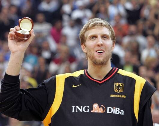 Dirk Nowitzki (Deutschland) präsentiert stolz die Medaille für den wertvollsten Spieler der Europameisterschaft 2005 - ! Basketball EM Herren Europameisterschaft 2005, Länderspiel, Nationalmannschaft, Nationalteam, Endspiel, Finale Einzelbild Belgrad