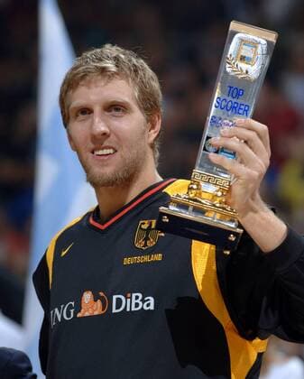 EuroBasket 2022, DBB, Historie, EM - Historie Dirk Nowitzki (Deutschland) präsentiert stolz die Trophäe für den besten Punktesammler der Europameisterschaft 2005 - ! Basketball EM Herren Europameisterschaft 2005, Länderspiel, Nationalmannschaft, Nationalteam, Endspiel, Finale Einzelbild Belgrad