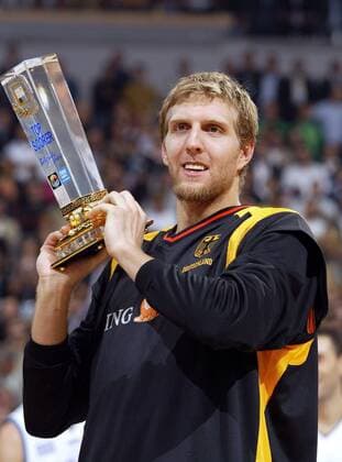 Dirk Nowitzki (Deutschland) präsentiert stolz die Trophäe für den besten Punktesammler der Europameisterschaft 2005 - ! Basketball EM Herren Europameisterschaft 2005, Länderspiel, Nationalmannschaft, Nationalteam, Endspiel, Finale Einzelbild Belgrad