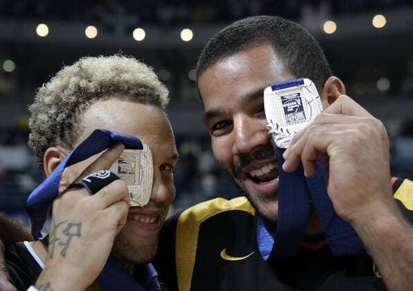 EuroBasket 2022, DBB, Historie, EM - Historie Misan Nikagbatse (li.) und Stephen Arigbabu (beide Deutschland) präsentieren stolz ihre Silbermedaillen -  Basketball EM Herren Europameisterschaft 2005, Länderspiel, Nationalmannschaft, Nationalteam, Endspiel, Finale Gruppe Belgrad Freude,