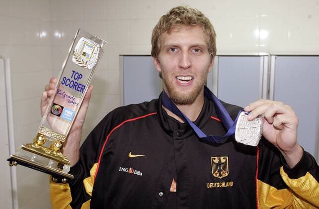 Trophäensammler - Dirk Nowitzki (Deutschland) präsentiert stolz die Silbermedaille der Europameisterschaft 2005 und die Trophäe für den besten Punktesammler -  Basketball EM Herren Europameisterschaft 2005, Länderspiel, Nationalmannschaft, Finale, Endspiel Einzelbild Belgrad