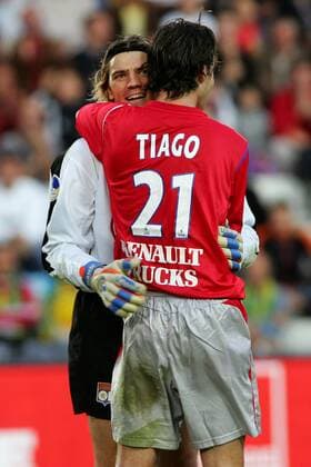 Torwart Gregory Coupet und Tiago (beide Lyon) - Schlußjubel Fußball Herren Ligue Une 2004 2005, 1. Französische Liga, Olympique Lyonnais, OL Gruppe pan10904 Nantes Freude,  