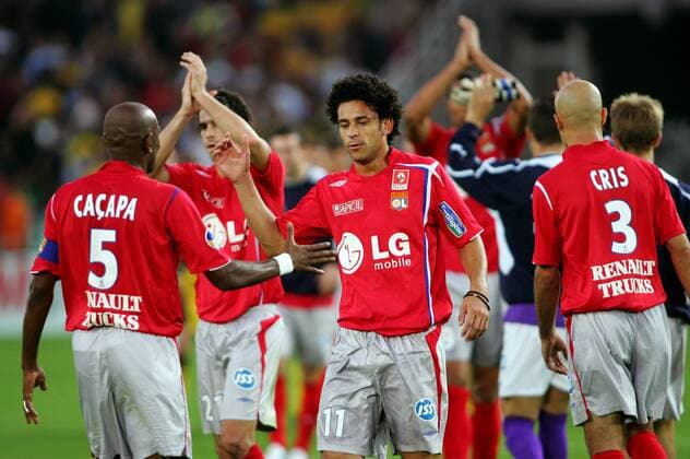 Schlußjubel Lyon - Fred (Mitte) klatscht mit Claudio Roberto Cacapa ab, re. Cris Fußball Herren Ligue Une 2004 2005, 1. Französische Liga, Olympique Lyonnais, OL Gruppe pan10904 Nantes  