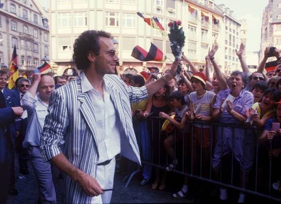 Teamchef Franz Beckenbauer (Deutschland) winkt den Anhängern in Frankfurt zu - während des Empfangs der Nationalmannschaft nach der WM 1986 Fußball WM Herren Weltmeisterschaft 1986, Nationalteam, deutsche Nationalmannschaft, Deutschland Einzelbild Frankfurt M. Freude,