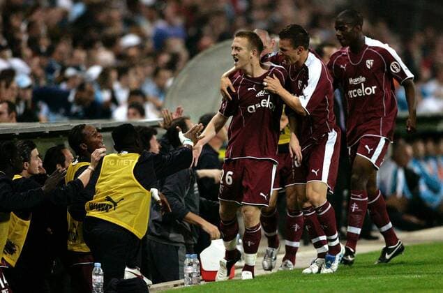 Torjubel Metz an der Ersatzbank: Sebastien Renouard (li.), Szabolcs Huszti (Mitte) und Sebastien Bassong (re.) Fußball Herren Ligue Une 2005 2006, 1. Französische Liga, FC Metz Gruppe pan10907 Marseille Freude,  