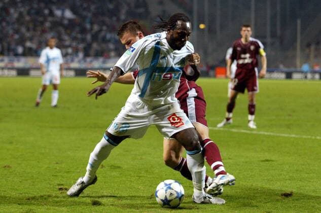 Wilson Oruma (Marseille, re.) gegen Szabolcs Huszti (Metz) Fußball Herren Ligue Une 2005 2006, 1. Französische Liga, Olympique de Marseille - FC Metz 3:1, OM, Vdig Gruppe pan10907 Marseille  