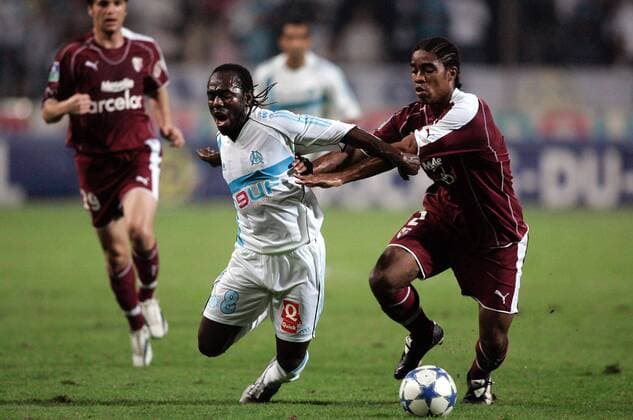 Franck Beria (Metz, re.) bringt Wilson Oruma (Marseille) mit einem Schubser zu Fall Fußball Herren Ligue Une 2005 2006, 1. Französische Liga, Olympique de Marseille - FC Metz 3:1, OM, Vdig Gruppe pan10907 Marseille Dynamik,  
