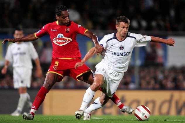 Frederic Thomas (Le Mans, li.) gegen Sergei Semak (Paris St. Germain) Fußball Herren Ligue Une 2005 2006, 1. Französische Liga, UC Le Mans 72 - Paris Saint Germain 0:0, PSG, Gruppe pan10901 Le Mans Dynamik, Kampf  