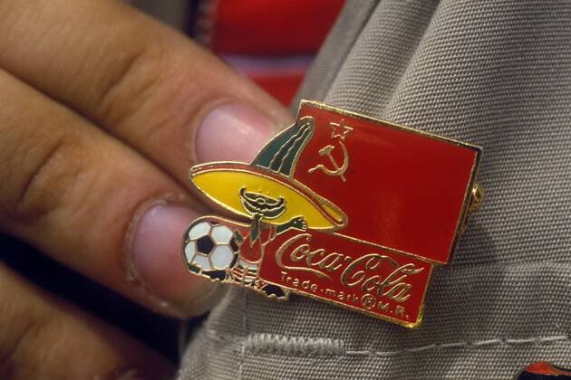 Kurioses Abzeichen während der WM 1986 in Mexico - Kampf der Systeme scheint ausgefochten, Coca-Cola und Hammer und Sichel harmonisch vereint im Zeichen des Fußballs Fußball WM Herren Weltmeisterschaft 1986 Einzelbild o0 Anstecker, Maskottchen Pique