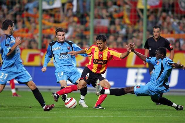 Vitorino Hilton (Lens, 2.v.re.) setzt sich gegen Stephane M Bia (re.) und Alexander Frei durch, li. Cyril Jeunechamp (alle Rennes) Fußball Herren Ligue Une 2005 2006, 1. Französische Liga, Racing Club de Lens - Stade Rennais 0:0, RC Gruppe pan10918 Lens Dynamik,  
