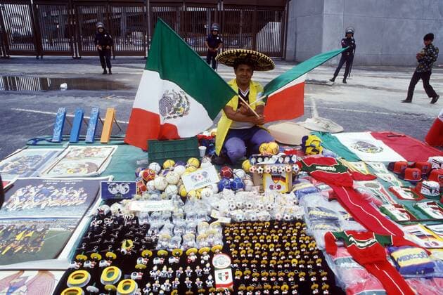 Mexikanischer Souvenirverkäufer mit mexikanischen Flaggen vor seinem Stand vor dem Aztekenstadion während der WM 1986 Fußball WM Herren Weltmeisterschaft 1986, Einheimische, Einheimischer, Mann, Männer, Verkäufer, mexikanische Einzelbild Mexico-City