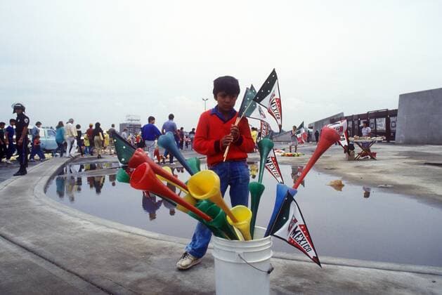 Kleiner mexikanischer Souvenirverkäufer bietet während der WM 1986 verschiedenfarbige Tröten und Mexico-Wimpel an Fußball WM Herren Weltmeisterschaft 1986, Einheimische, Einheimischer, Kind, Junge, Verkäufer, mexikanische Einzelbild Mexico-City