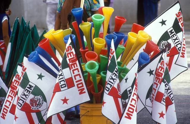 Verschiedenfarbige Tröten und Mexico-Wimpel an einem Souvenirstand während der WM 1986 Fußball WM Herren Weltmeisterschaft 1986 Totale Mexico-City Vuvuzela,