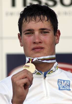 Weltmeister Dmytro Grabovsky (Ukraine) präsentiert seine Goldmedaille -  Radsport WM Herren Weltmeisterschaft 2005, Straßenradsport, Straße, Rad, Nationaltrikot, U23, U 23 Einzelbild Madrid