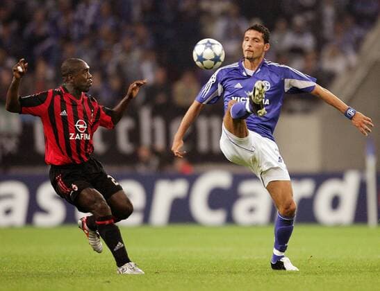 Kevin Kuranyi (Schalke, re.) gegen Clarence Seedorf (Milan) Fußball EC 1 Herren Champions League 2005 2006, FC Schalke 04 - AC Mailand Gruppe Gelsenkirchen Dynamik,