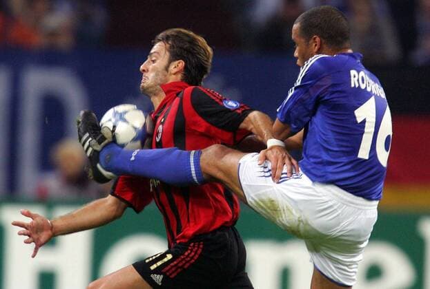 Dario Rodriguez (Schalke, re.) gegen Alberto Gilardino (Milan) Fußball EC 1 Herren Champions League 2005 2006, FC Schalke 04 - AC Mailand 2:2 Gruppe Gelsenkirchen Dynamik,