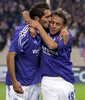 Hamit Altintop (li.) drückt Rafinha (beide Schalke) einen dicken Schmatzer auf die Wange Fußball EC 1 Herren Champions League 2005 2006, FC Schalke 04 Gruppe Gelsenkirchen Harmonie, Freude, Begeisterung,