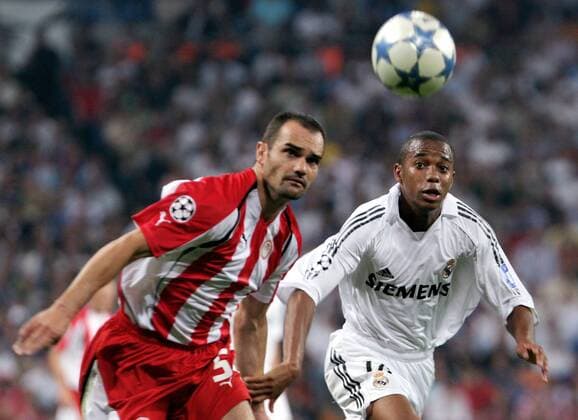 Robinho (Real Madrid, re.) gegen Mihalis Kapsis (Piräus) Fußball EC 1 Herren Champions League 2005 2006, Real Madrid CF - Olympiakos Piräus 2:1 Gruppe pan10952 Madrid Dynamik,  