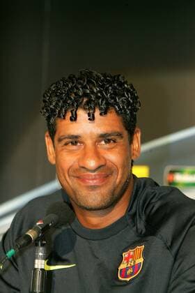 Trainer Frank Rijkaard (FC Barcelona) gut gelaunt Fußball EC 1 Herren Champions League 2005 2006, FC Barcelona, Barca, Pressekonferenz, PK, Pressetermin Porträt Bremen Freude