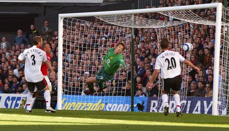 Torwart Edwin van der Sar (Manchester United, Mitte) fliegt vergeblich - er kann das Gegentor nicht verhindern -  Fußball Herren English Premier League 2005 2006, 1. Englische Liga, FC Fulham - Manchester United, ManU Gruppe Fulham Dynamik,