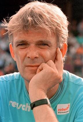 Trainer Volker Finke (SC Freiburg) nachdenklich Fußball 2. BL Herren Saisonvorbereitung 1992 1993, Vorbereitung, Test, Testspiel, SC Freiburg Porträt Lahr Nachdenklichkeit,