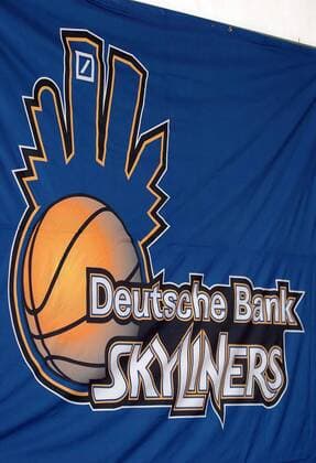 Das Vereinsbanner der Deutsche Bank Skyliners aus Frankfurt am Main Basketball 1. BL Herren BBL Saisonvorbereitung 2005 2006, Vorbereitung, Testspiel, Test, Benefiz, Benefizspiel Einzelbild Frankfurt M.