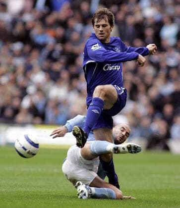 Antoine Sibierski (Manchester City, hi.) steigt gegen Kevin Kilbane (Everton) hart ein - EDITORIAL USE ONLY. No use with unauthorised audio, video, data, fixture lists, club league logos or live services. Online in-match use limited to 120 images, no video emulation. No use in betting, games or single club league player publications. Fußball Herren English Premier League 2005 2006, 1. Englische Liga, Manchester City - FC Everton 2:0 Gruppe Manchester Dynamik, Kampf,