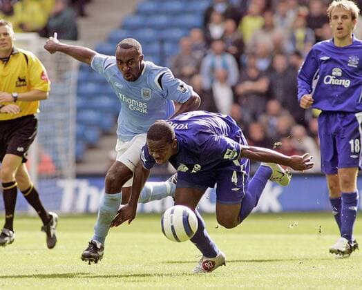 Darius Vassell (Manchester City, li.) gegen Joseph Yobo (Everton) - EDITORIAL USE ONLY. No use with unauthorised audio, video, data, fixture lists, club league logos or live services. Online in-match use limited to 120 images, no video emulation. No use in betting, games or single club league player publications. Fußball Herren English Premier League 2005 2006, 1. Englische Liga, Manchester City - FC Everton 2:0 Gruppe Manchester Dynamik,
