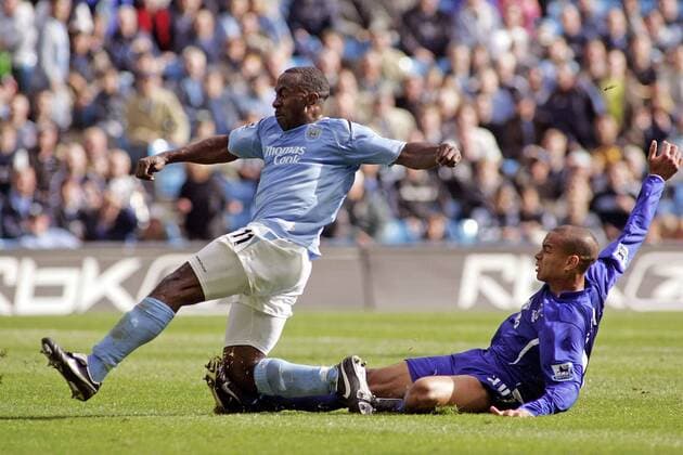 Darius Vassell (Manchester City, li.) wird von Ricardo Vaz Te (Everton) gestoppt - EDITORIAL USE ONLY. No use with unauthorised audio, video, data, fixture lists, club league logos or live services. Online in-match use limited to 120 images, no video emulation. No use in betting, games or single club league player publications. Fußball Herren English Premier League 2005 2006, 1. Englische Liga, Manchester City - FC Everton 2:0 Gruppe Manchester Dynamik, Kampf,