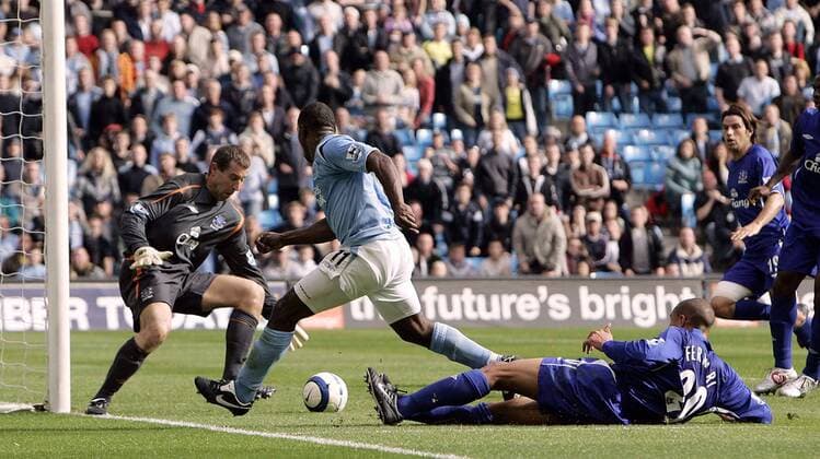 Torwart Nigel Martyn (Everton) gegen Darius Vassell (Manchester City, Mitte), Matteo Ferrari (Everton) konnte ihn nicht stoppen - EDITORIAL USE ONLY. No use with unauthorised audio, video, data, fixture lists, club league logos or live services. Online in-match use limited to 120 images, no video emulation. No use in betting, games or single club league player publications. Fußball Herren English Premier League 2005 2006, 1. Englische Liga, Manchester City - Everton FC 2:0 Gruppe Manchester Dynamik,