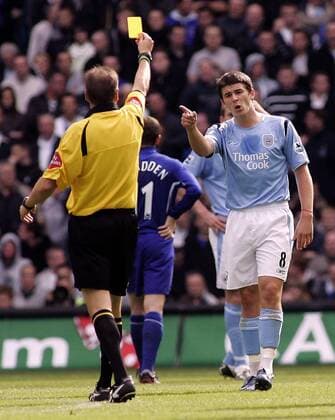 Joey Barton (Manchester City) bekommt von Schiedsrichter Mark Halsey die gelbe Karte - EDITORIAL USE ONLY. No use with unauthorised audio, video, data, fixture lists, club league logos or live services. Online in-match use limited to 120 images, no video emulation. No use in betting, games or single club league player publications. Fußball Herren English Premier League 2005 2006, 1. Englische Liga, Manchester City Gruppe Manchester