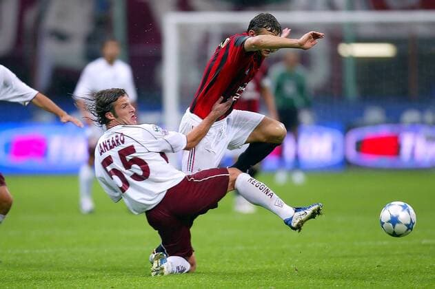 Andriy Shevchenko (Milan, re.) gegen Maurizio Lanzaro (Reggina Calcio) -  Fußball Herren Serie A 2005 2006, 1. Italienische Liga, AC Mailand - Reggina Calcio 2:1 Gruppe Mailand Dynamik,