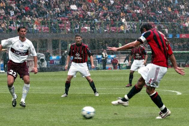 Paolo Maldini (re.) zieht ab, Andriy Shevchenko (Mitte, beide Milan) und Filippo Carobbio (Reggina) schauen zu Fußball Herren Serie A 2005 2006, 1. Italienische Liga, AC Mailand - Reggina Calcio 2:1 Gruppe Mailand Dynamik,