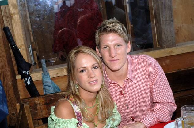 Bastian Schweinsteiger (Bayern) mit seiner Freundin Daniela Aumeier auf dem Münchener Oktoberfest Fußball 1. BL Herren Saison 2005 2006, FC Bayern München, Wiesn, Wiesen, Kleidung, Outfit, Tracht, Trachten, Tradition Gruppe München