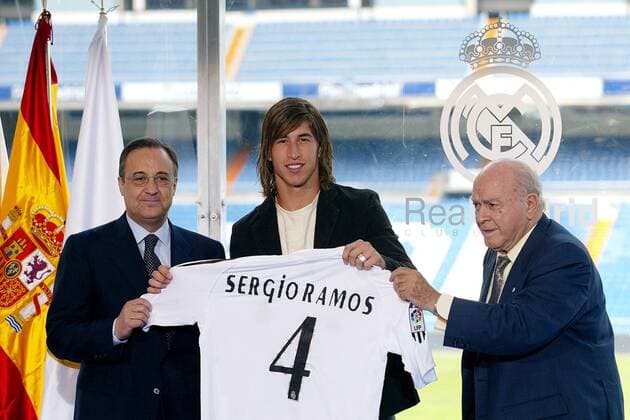 Präsident Florentino Perez (li.) und Ehrenpräsident Alfredo di Stefano (re.) stellen Neuzugang Sergio Ramos Garcia (alle Real Madrid) samt Trikot mit der Rückennummer vier vor -  Fußball Herren Primera Division 2005 2006, 1. Spanische Liga, Real Madrid CF, Fahnen, Flaggen Fahne, Flagge, Nationalfahne, Nationalflagge Madrid, Namenszug, Landesfahne, Landesflagge Harmonie,
