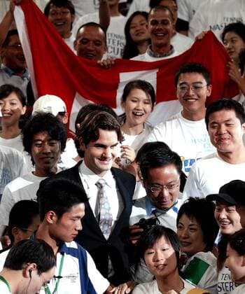 Roger Federer (Schweiz) inmitten seiner Chinesischen Fans -  Tennis WM Herren Vorschau Masters Cup 2005, ATP Weltmeisterschaft, Vdig Totale Shanghai