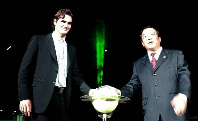 Roger Federer (Schweiz, li.) und Shanghais Vizebürgermeister Yang Xiaodu (KPC China) anläßlich der Eröffnung des Qi Zhong Tennisstadions in Shanghai -  Tennis WM Herren Vorschau Masters Cup 2005, ATP Weltmeisterschaft, Stadioneröffnung, Eröffnung, Vdig Gruppe Shanghai