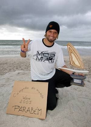 Weltmeister Kauli Seadi (Brasilien) präsentiert am Strand von Westerland seine Trophäe Surfen WM Herren PWA Tour 2005, Nivea Worldcup, Weltcup, World Cup, Welt, WC, Windsurfing, Windsurfen, Surfing, Vdig Einzelbild Westerland Sylt