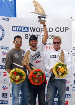 Siegerehrung Waveriding PWA Tour 2005: Weltmeister Kauli Seadi (Brasilien, Mitte) gewinnt vor Nik Baker (li.) und Robby Swift (beide Großbritannien) Surfen WM Herren PWA Tour 2005, Nivea Worldcup, Weltcup, World Cup, Welt, WC, Windsurfing, Windsurfen, Surfing, Vdig Gruppe Westerland Sylt Freude,