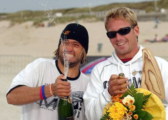 Wave Weltmeister Kauli Seadi (Brasilien, li.) und der drittplazierte Robby Swift (Großbritannien) lassen den Champagner fließen Surfen WM Herren PWA Tour 2005, Nivea Worldcup, Weltcup, World Cup, Welt, WC, Windsurfing, Windsurfen, Surfing, Vdig Gruppe Westerland Sylt Freude,