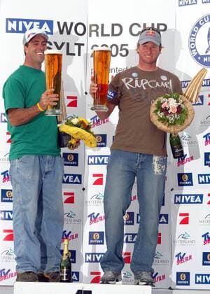 Siegerehrung Slalom 42 PWA Tour 2005: Micah Buzianis (USA, li.) und Björn Dunkerbeck teilen sich den Weltmeistertitel Surfen WM Herren PWA Tour 2005, Nivea Worldcup, Weltcup, World Cup, Welt, WC, Windsurfing, Windsurfen, Surfing, Vdig Gruppe Westerland Sylt