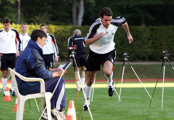 Christoph Metzelder (Deutschland) sprintet durch die Lichtschranke hindurch, skeptisch beäugt von seinen Teamkollegen Fußball Herren Nationalmannschaft 2005, Nationalteam, Vorbereitung, Training, Leistungstest Einzelbild Hamburg