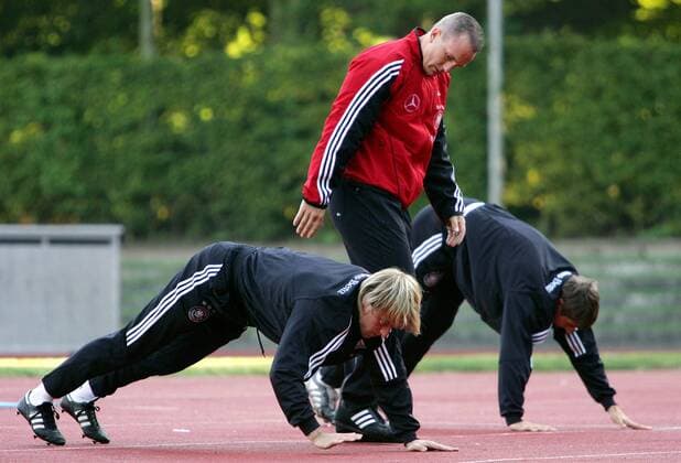 Trainingsberater Mark Verstegen (USA Athletes Performence) beobachtet die Liegestützen von Torwart Timo Hildebrand (li.) und Sebastian Deisler (re., beide Deutschland) Fußball Herren Nationalmannschaft 2005, Nationalteam, Vorbereitung, Training, Leistungstest Gruppe Hamburg