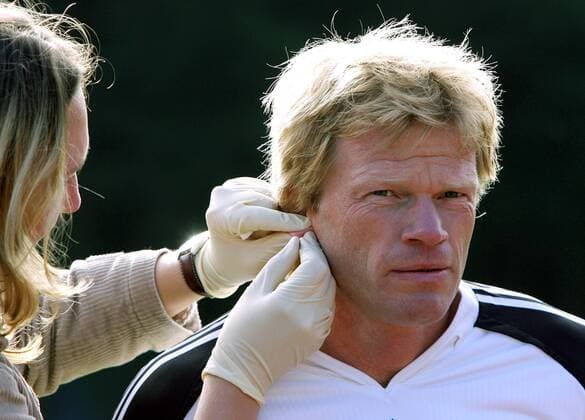 Torwart Oliver Kahn (Deutschland) wird Blut für den Laktattest abgenommen Fußball Herren Nationalmannschaft 2005, Nationalteam, Vorbereitung, Training, Leistungstest Einzelbild Hamburg